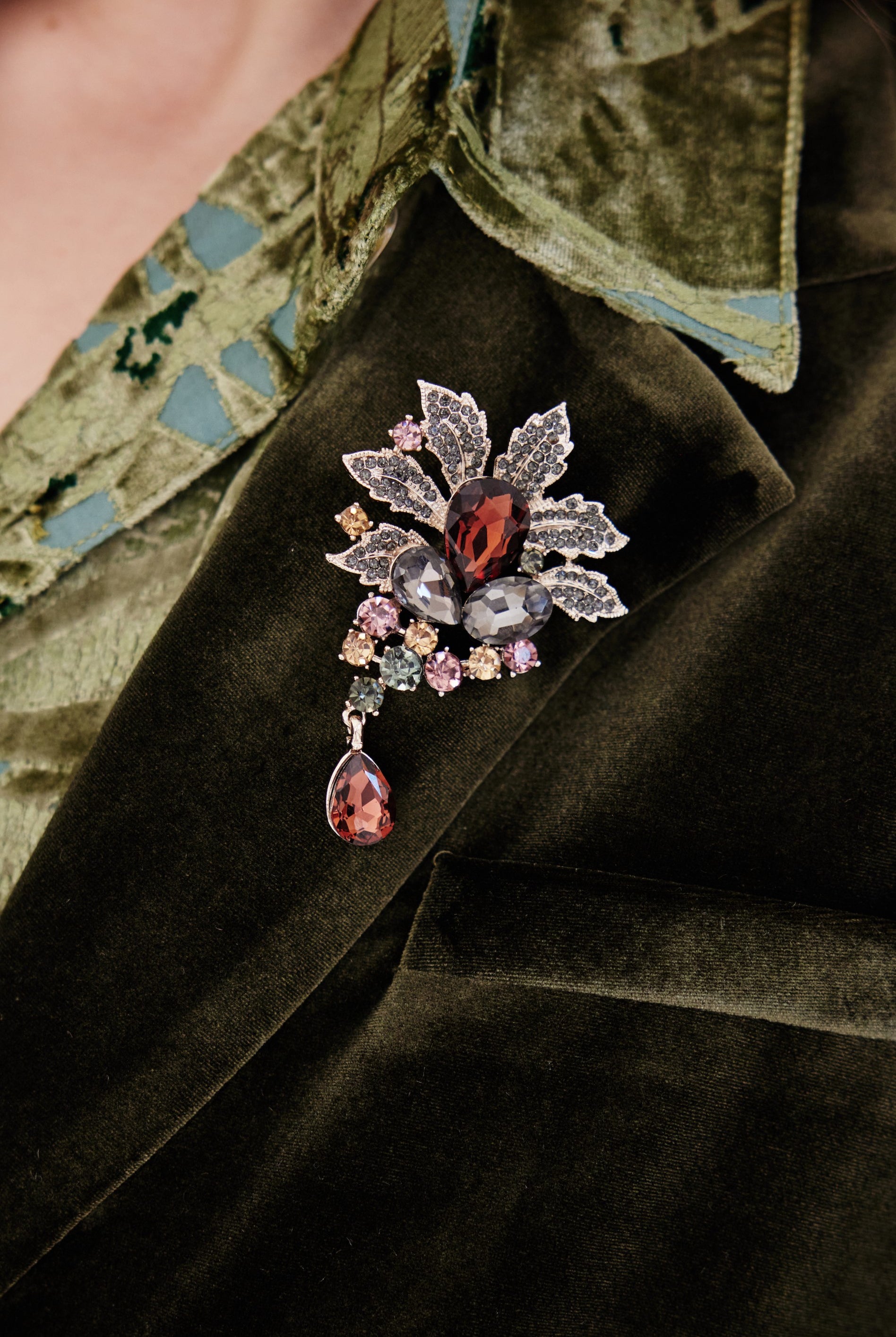 victorian-inspired-jewel-brooch