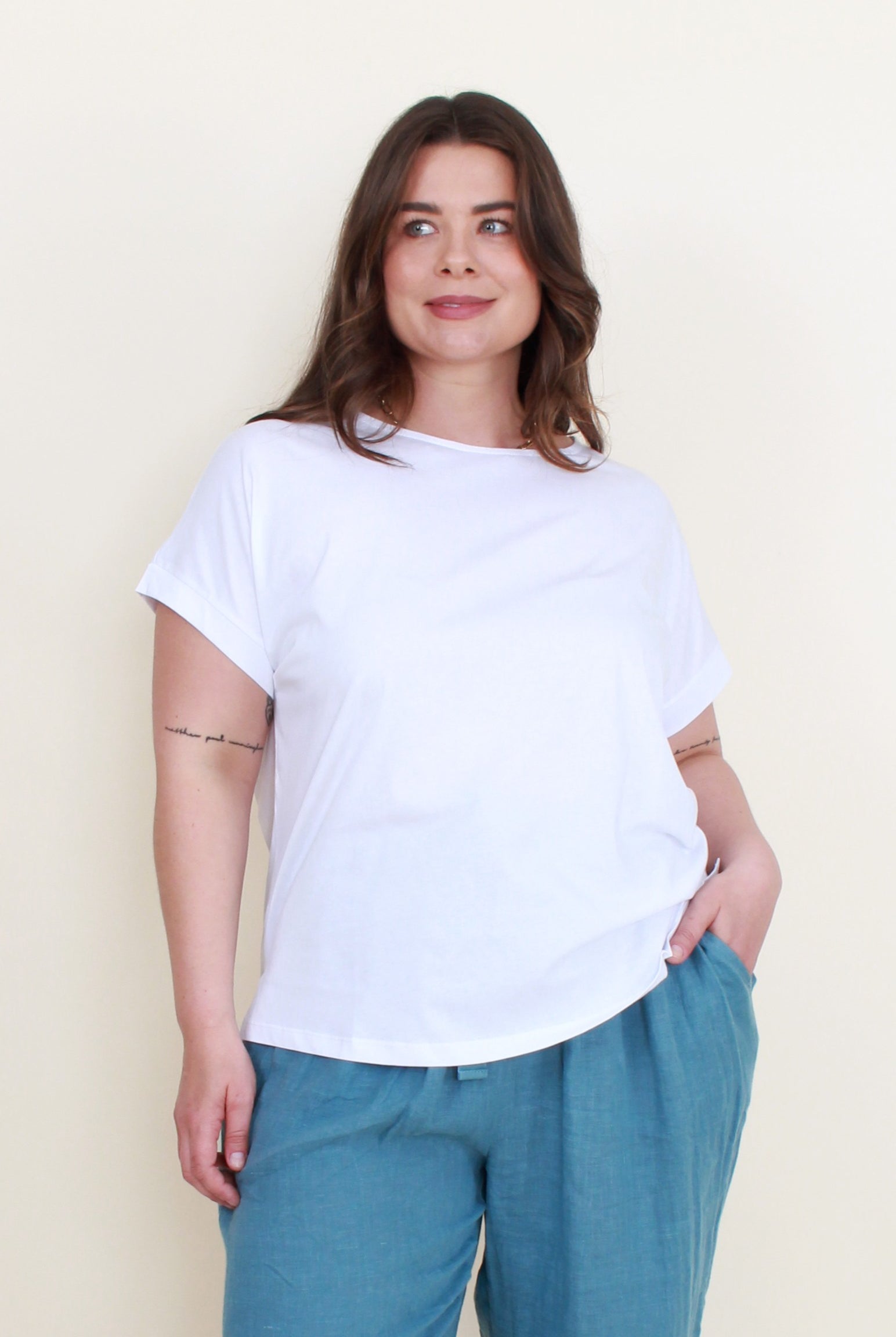 plain white tee short sleeve worn by model