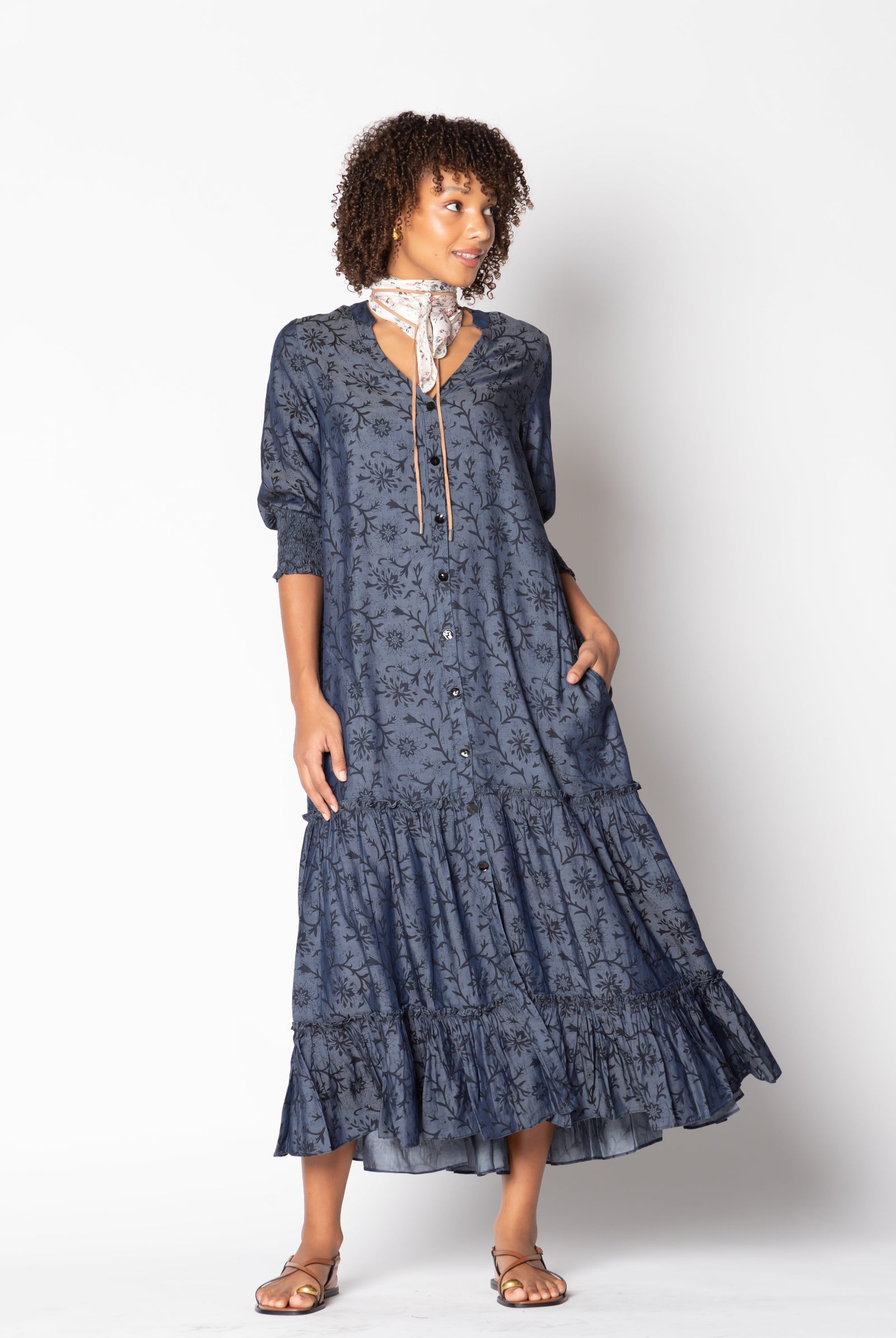 Ruby Yaya Vaqueros Maxi worn without belt – loose and relaxed fit in navy denim look
