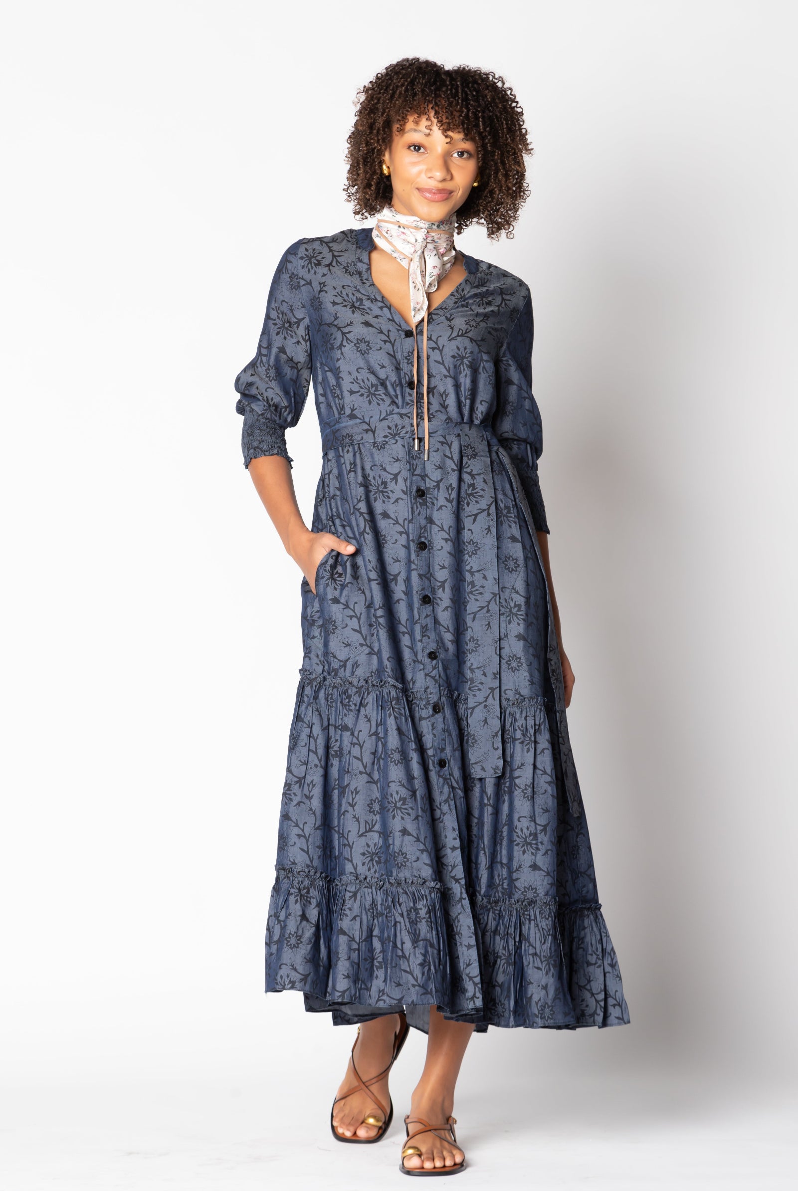 Ruby Yaya Vaqueros Maxi worn without belt – loose and relaxed fit in navy denim look