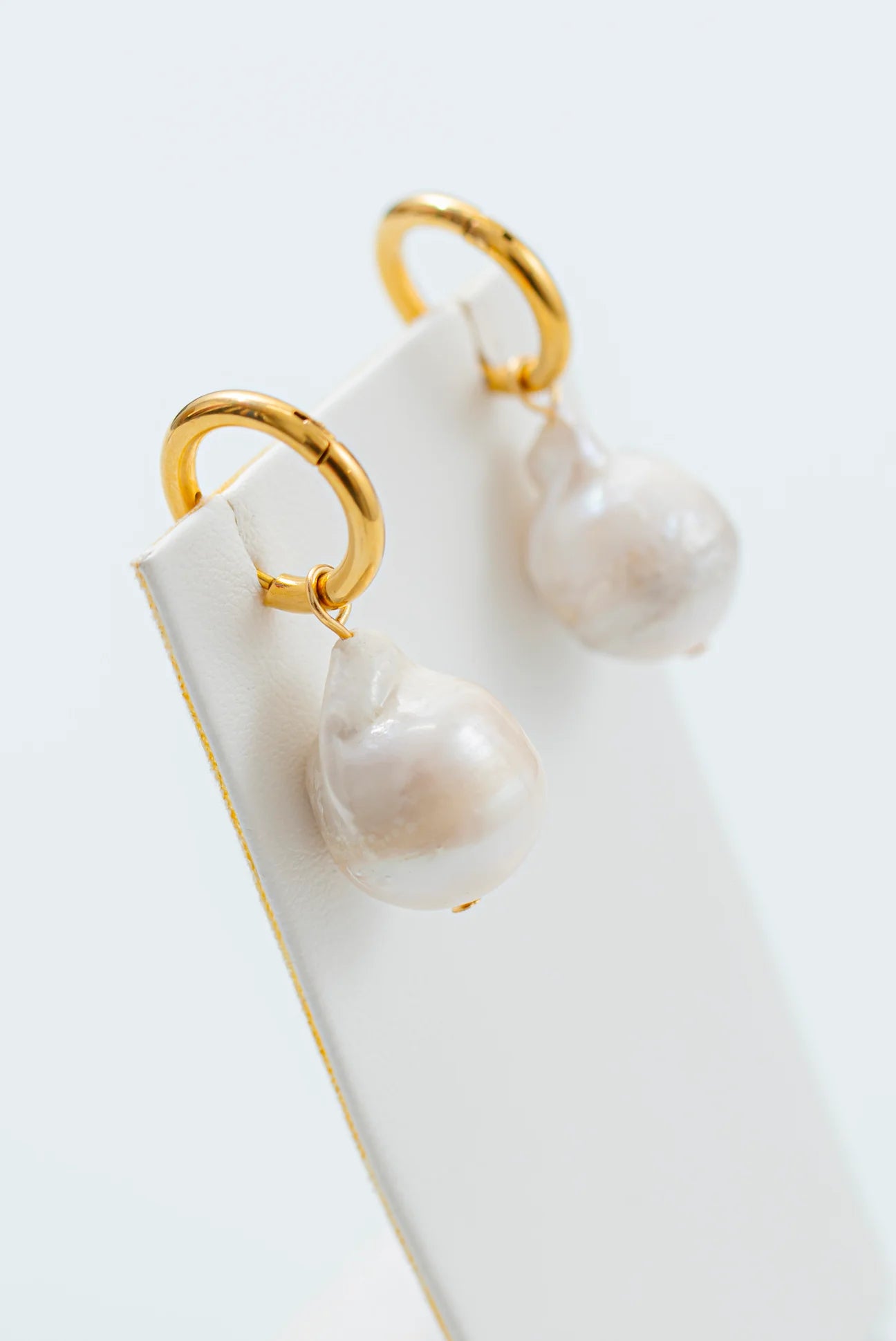 gold-freshwater-pearl-hoops-earrings