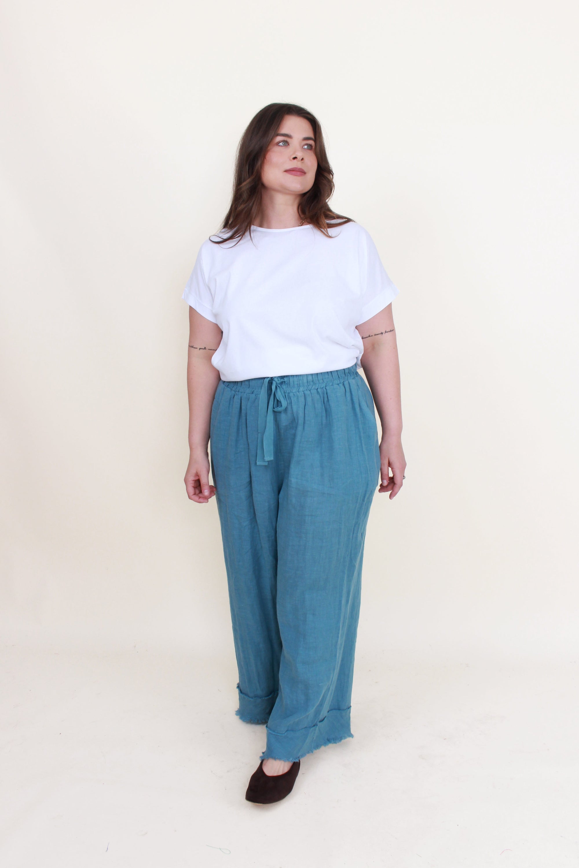 blue fray hem pant and white tee worn by model 