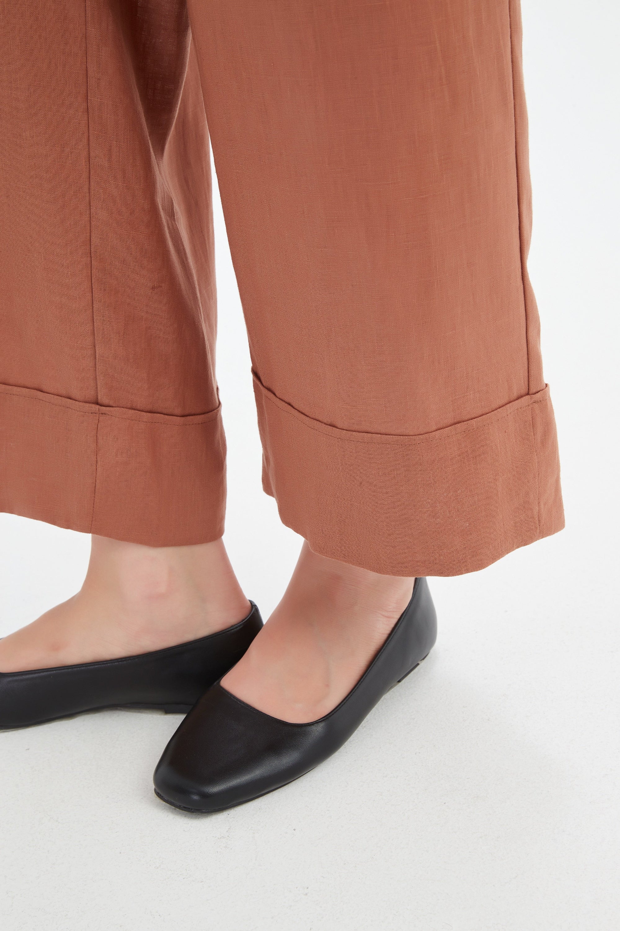 cedar wide leg linen pant worn by model 