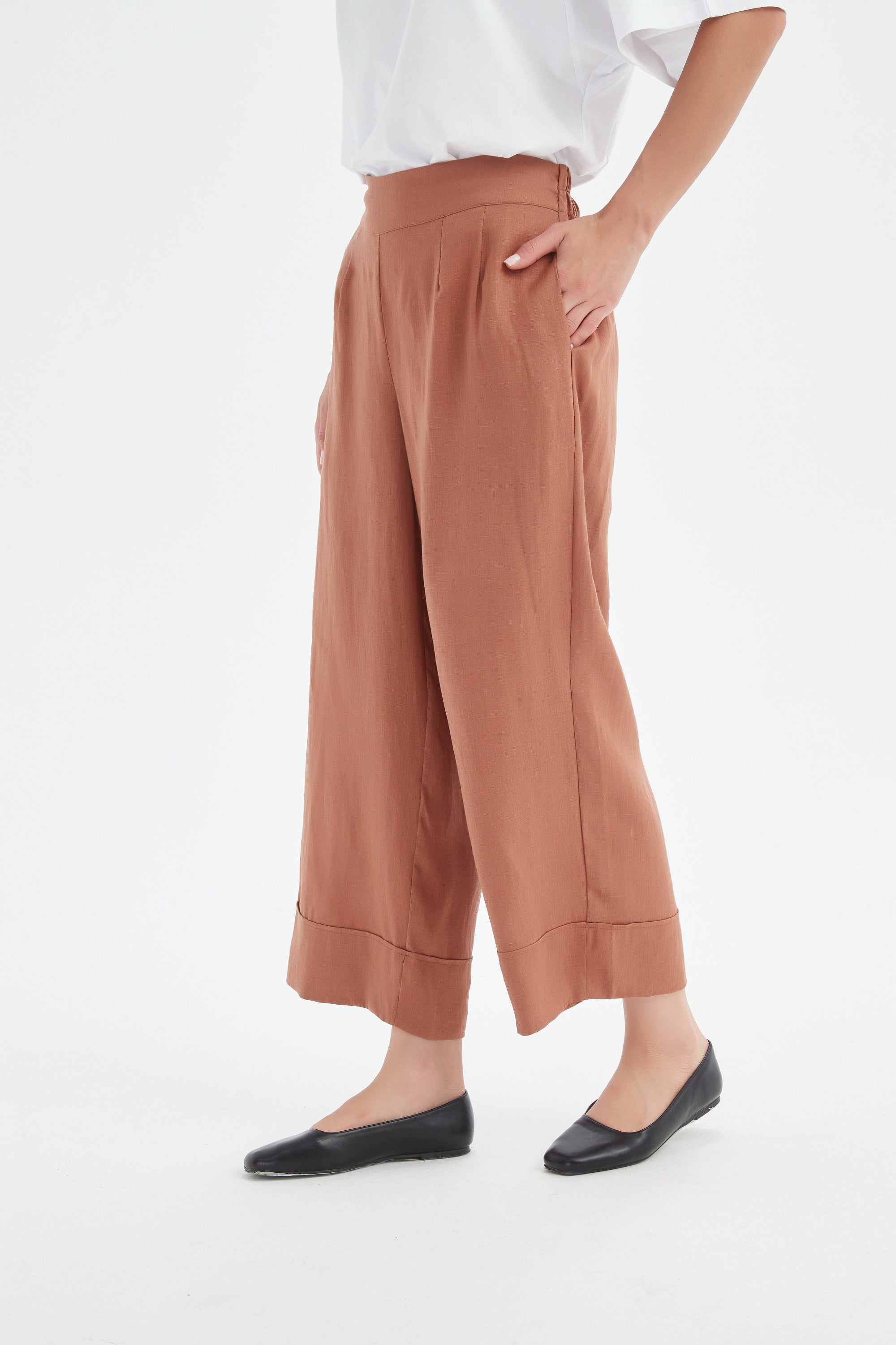 cedar wide leg linen pant and white tee worn by model 