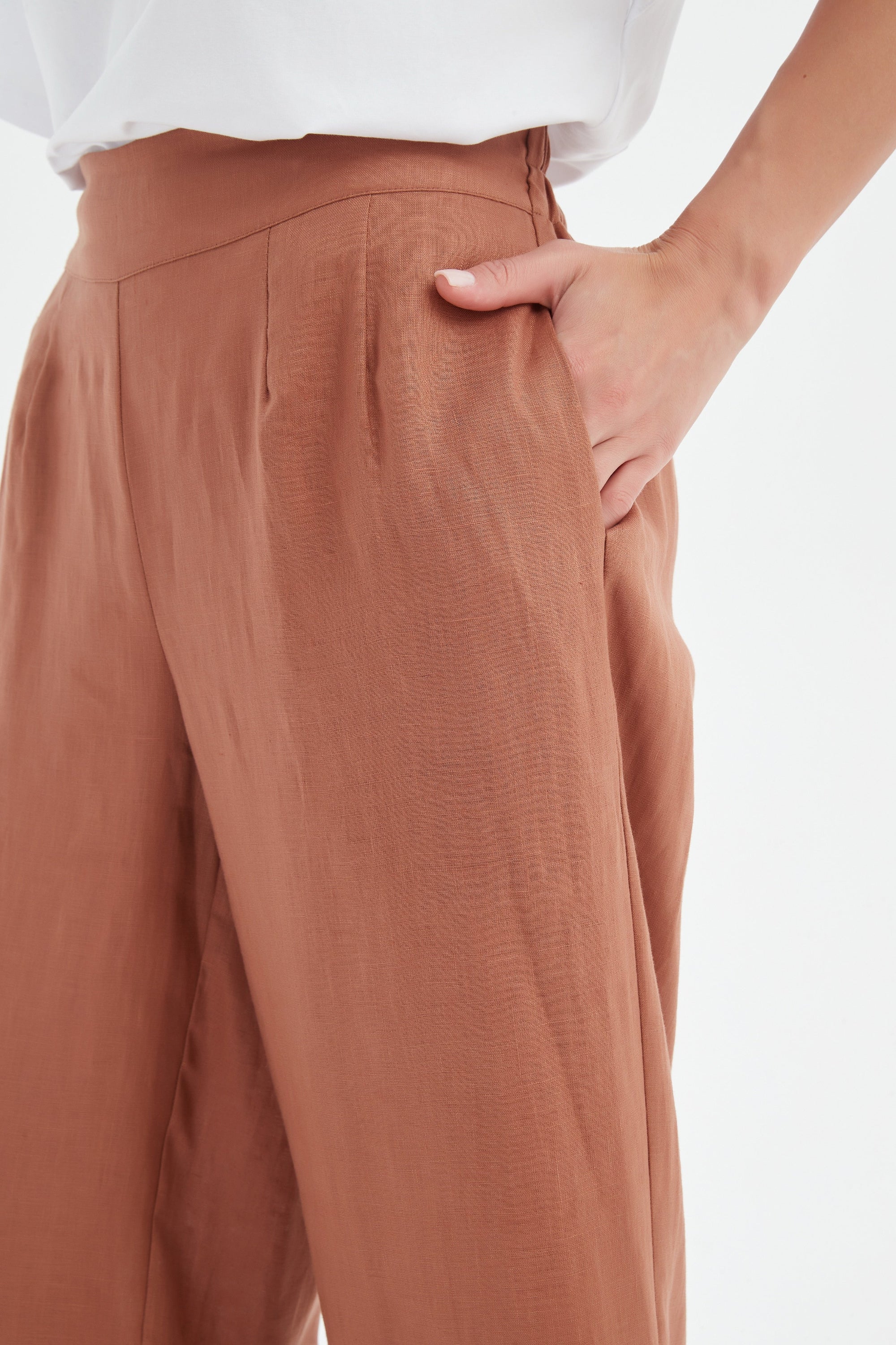 cedar wide leg linen pant pocket detail and white tee worn by model 