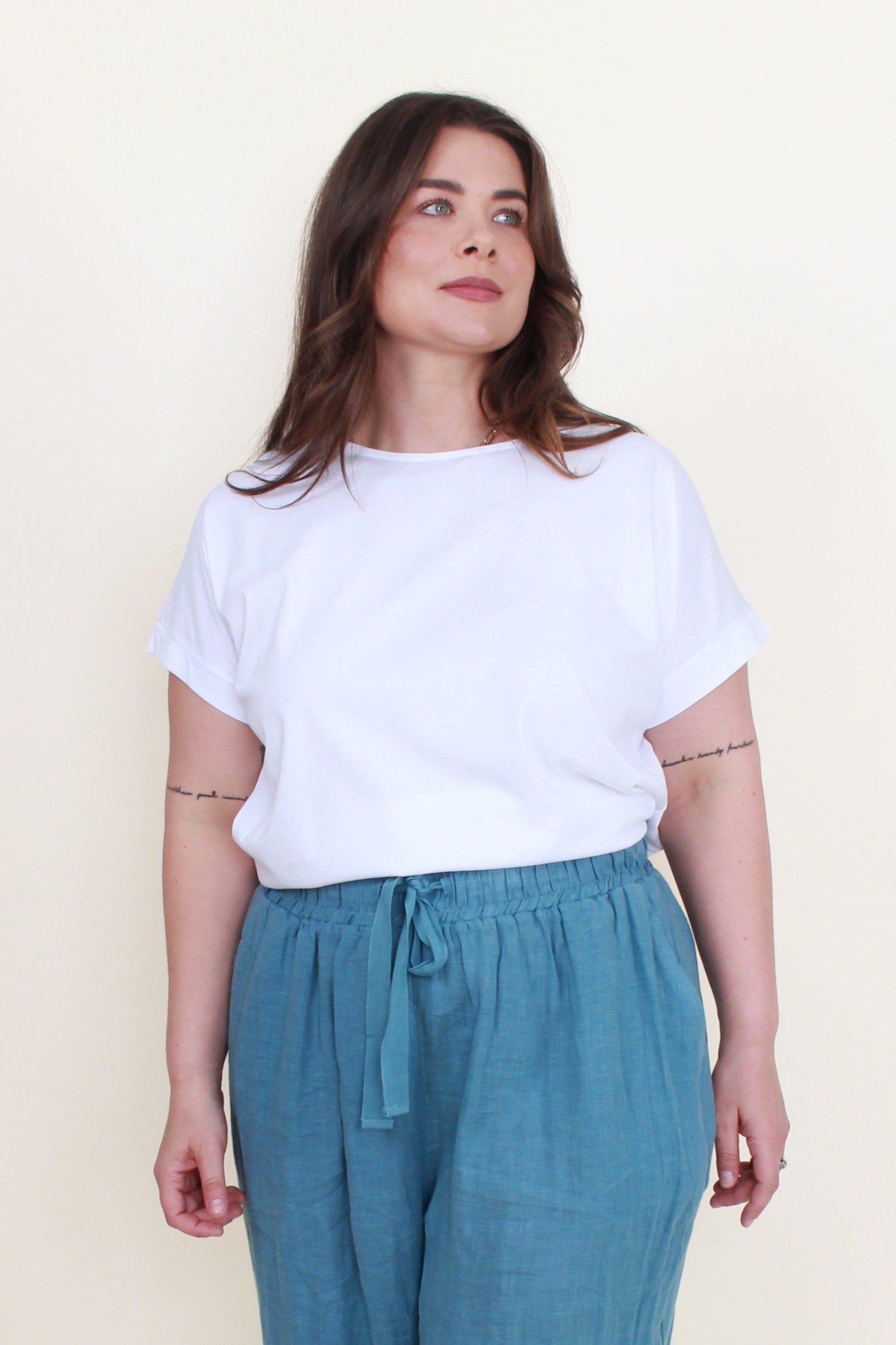 plain white tee short sleeve worn by model
