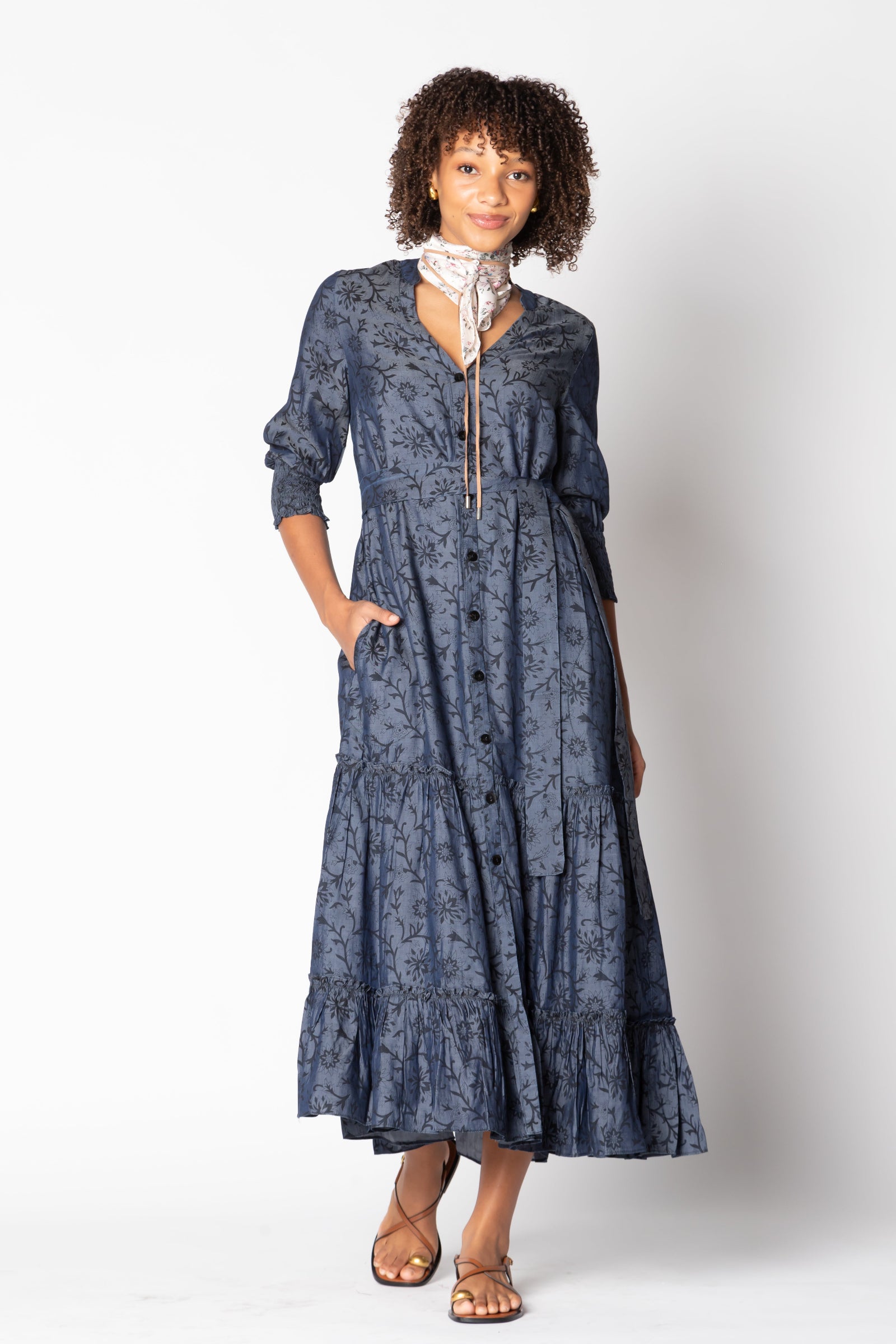 Ruby Yaya Vaqueros Maxi worn without belt – loose and relaxed fit in navy denim look