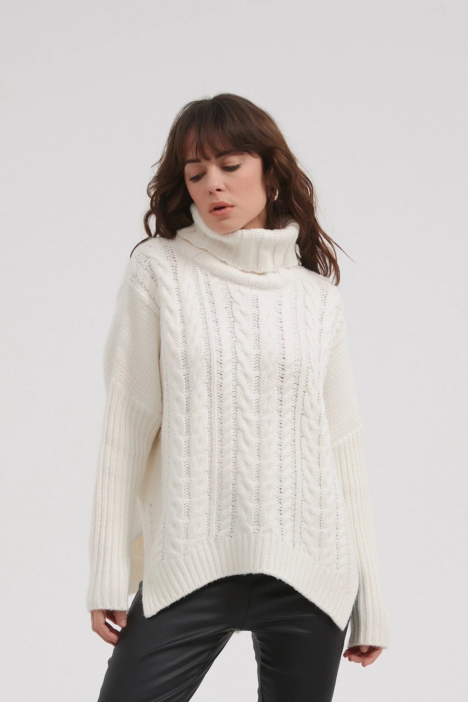 Cable knit funnel outlet neck jumper